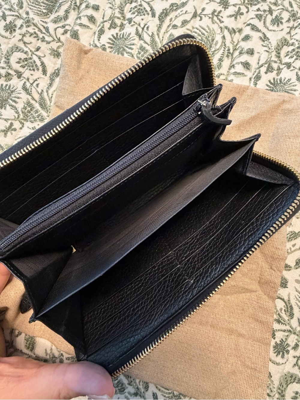 Gucci Black Pebbled Leather Zip Wallet with Gold Double G - Picture 3 of 4